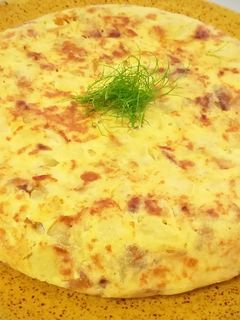 Una foto de Tortilla de bacalao con pimiento rojo y alcachofas