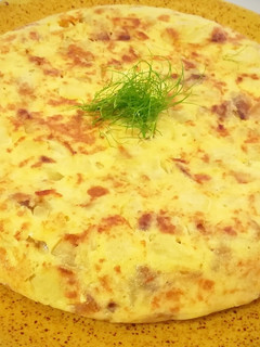 Una foto de Tortilla de bacalao con pimiento rojo y alcachofas