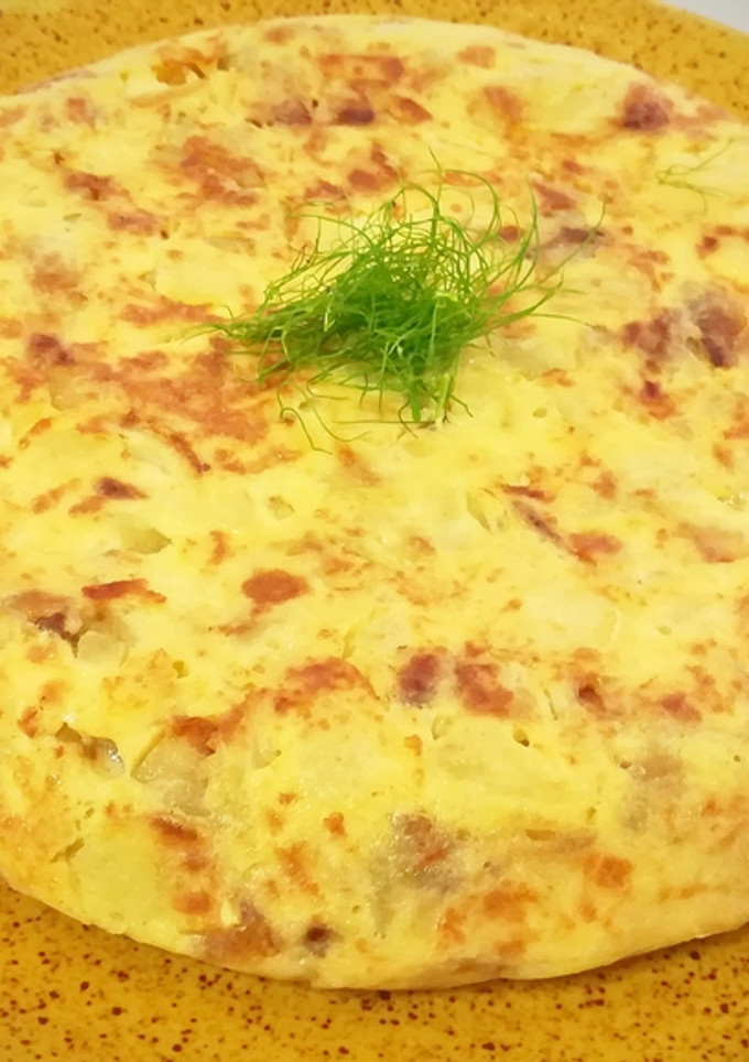 Una foto de Tortilla de bacalao con pimiento rojo y alcachofas