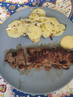 Una foto de Entrecot con patatas al horno y salsa de mostaza y miel