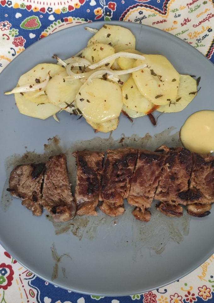 Una foto de Entrecot con patatas al horno y salsa de mostaza y miel