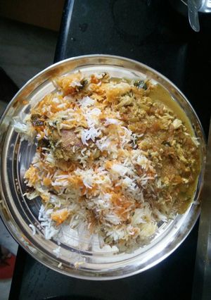 A picture of Hyderabadi Chicken Biryani.