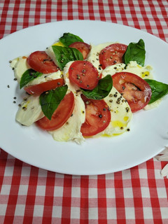 Una foto de Ensalada caprese verdadera