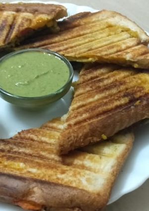 કોર્ન સેન્ડવિચ વિથ ગ્રીન ચટણી (Corn Sandwich With Green Chutney Recipe In Gujarati) રેસીપી મુખ્ય ફોટો