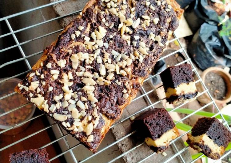Langkah Mudah untuk Menyiapkan Cheesecake brownies, Menggugah Selera