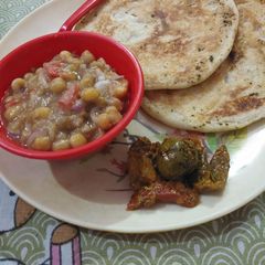 A picture of Chole kulcha.