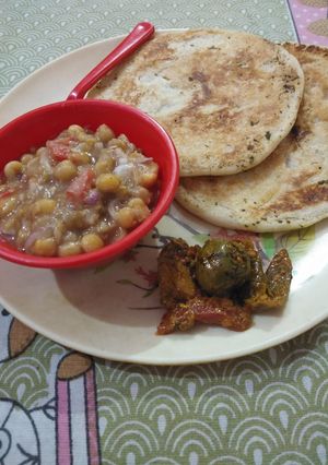 A picture of Chole kulcha.