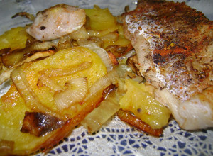 Una foto de Papa al curry, cebollas caramelizadas con merluza al pimentón ahumado