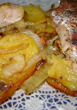 Una foto de Papa al curry, cebollas caramelizadas con merluza al pimentón ahumado