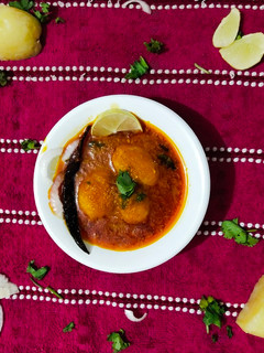 દમ આલુ (Dum Aloo Recipe In Gujarati) રેસીપી મુખ્ય ફોટો