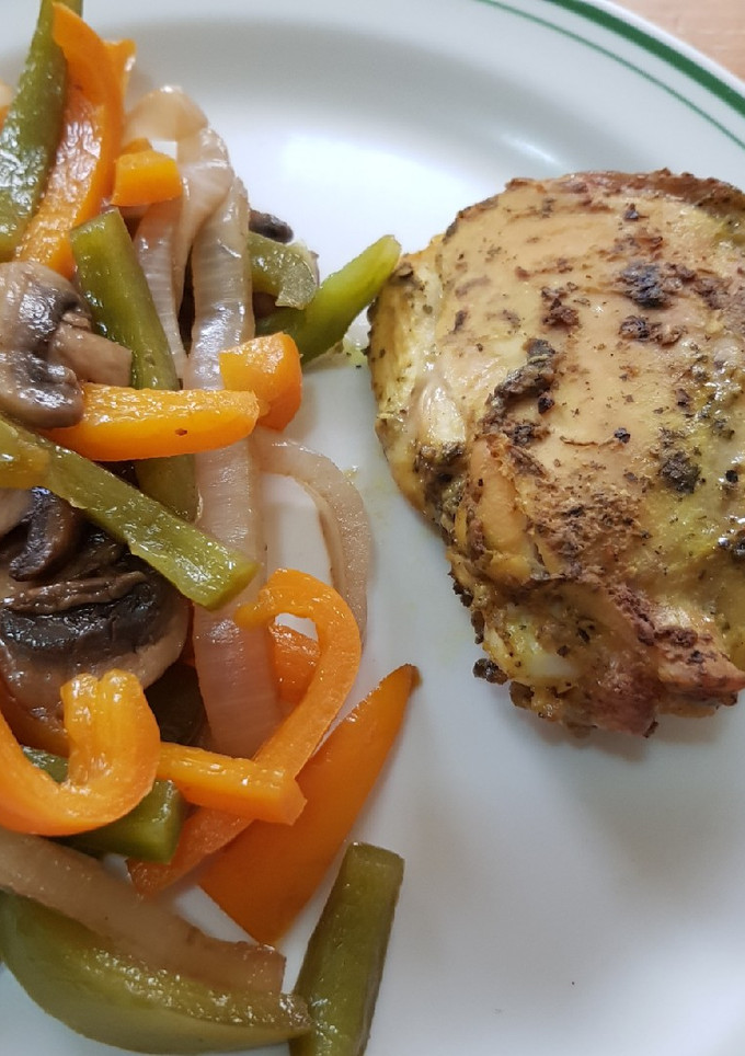Una foto de Muslos a la mostaza con guarnición de pimientos y champiñones
