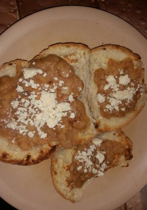 Una foto de Molletes de frijoles y queso