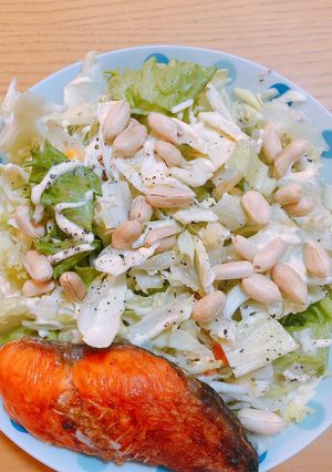 Hình của món Salad rau + cá hồi nướng.