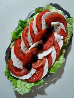 Une photo de Salade laitue tomate mozzarella olives 🥗