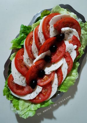 Une photo de Salade laitue tomate mozzarella olives 🥗