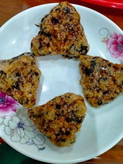 Hình của món Cơm nắm chiên sốt teriyaki.