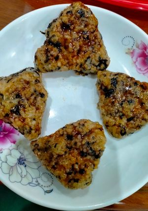 Hình của món Cơm nắm chiên sốt teriyaki.