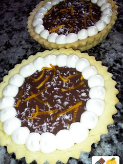 Una foto de Tartitas con crema de chocolate y naranja!!🍊🍫