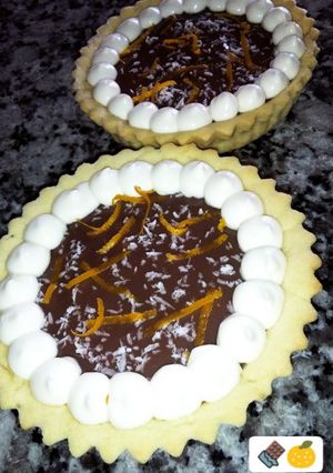 Una foto de Tartitas con crema de chocolate y naranja!!🍊🍫