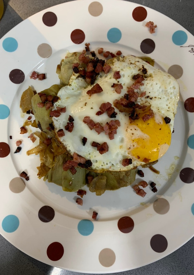 Una foto de Alcachofas con Jamón, ajo, cebolla y Huevo