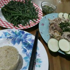 A picture of Hainan chicken rice.