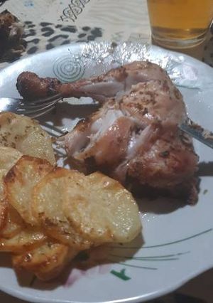 Una foto de Pollo al horno con papas al horno