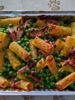 Foto di Pasta al forno con zafferano, piselli e speck
