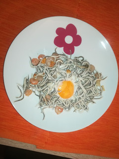 Una foto de Huevo sobre nido de gulas y gambas
