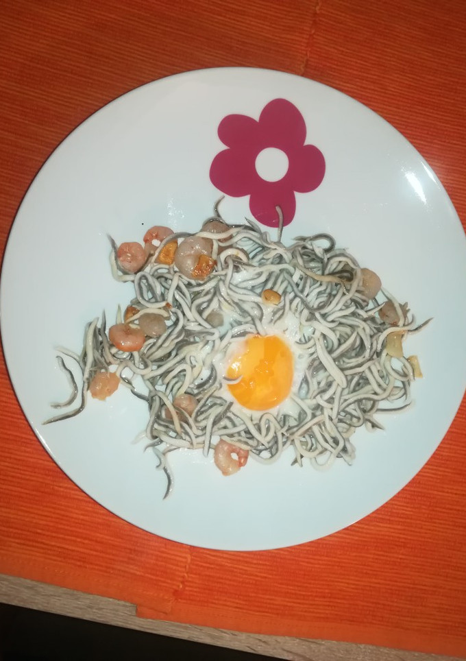 Una foto de Huevo sobre nido de gulas y gambas