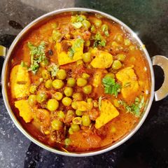 A picture of Matar paneer.