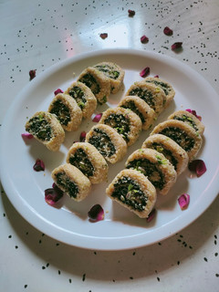 तिल मावा स्विस रोल (Til mawa swiss roll recipe in hindi) रेसिपी मुख्य फोटो
