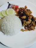 กระเพราไก่ราดหน้าข้าว