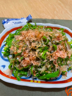 簡單日式小菜 青椒🫑吻仔魚 簡単おばんざい 的食譜成品照片