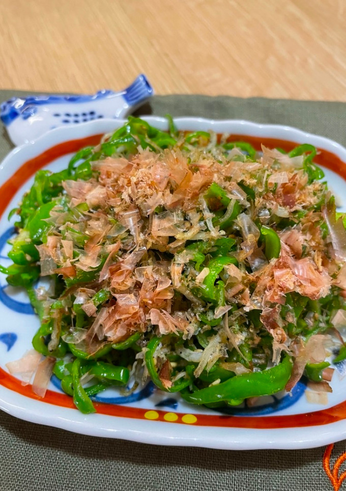 簡單日式小菜 青椒🫑吻仔魚　　　　簡単おばんざい 的食譜成品照片