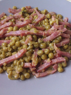 Una foto de Guisantes salteados con bacon