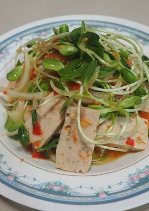 รูปของ ยำหมูยอใส่ต้นอ่อนทานตะวัน