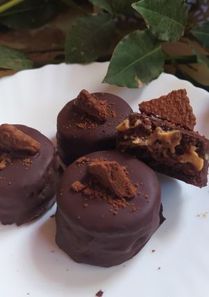 Una foto de Alfajores Chocotorta con Masa de Chocolinas