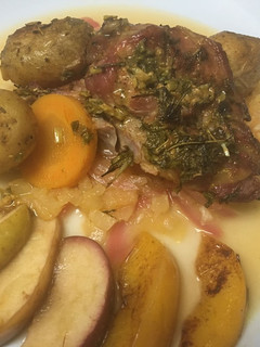 Una foto de Brazuelo de cerdo con salsa de piña y naranja 🍊 🍍 🐖