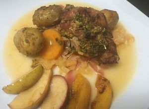 Una foto de Brazuelo de cerdo con salsa de piña y naranja 🍊 🍍 🐖