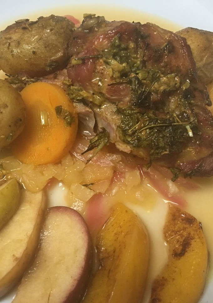Una foto de Brazuelo de cerdo con salsa de piña y naranja 🍊 🍍 🐖