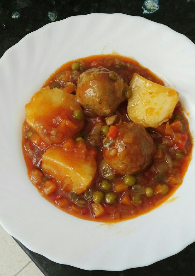 Una foto de Albóndigas de caballas con guisantes