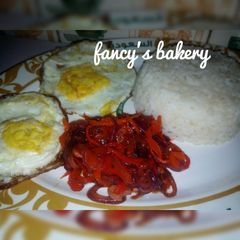 A picture of White rice with saurce.