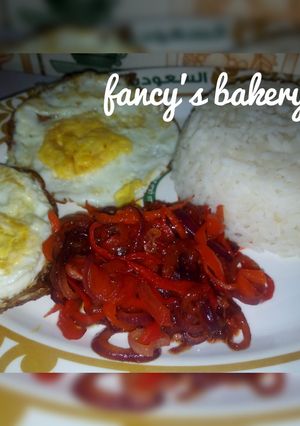 A picture of White rice with saurce.