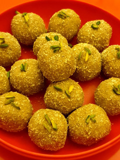 મીક્સ ફરાળી ડ્રાય ફ્રૂર્ટ્સ લાડુ" (mix farali dry fruits laddu recipe in gujarati language) રેસીપી મુખ્ય ફોટો