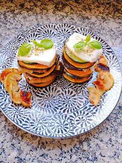 Una foto de Timbales de verduras 🌈🍆🥒🎃 con mozzarella 🧀 y heura