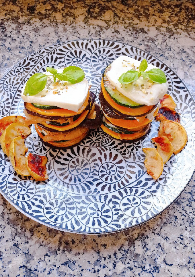 Una foto de Timbales de verduras 🌈🍆🥒🎃 con mozzarella 🧀 y heura