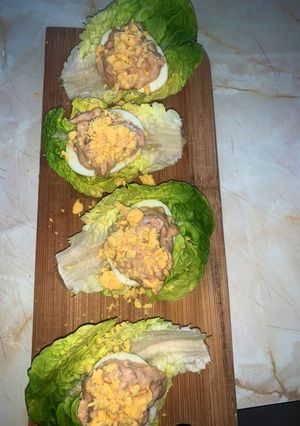Una foto de Cogollo con huevo relleno con atún casero en conserva