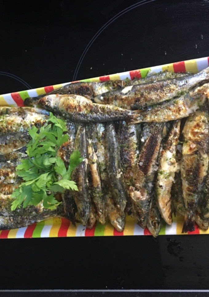 Una foto de Sardinas a la plancha con ajo, perejil y limón 🍋