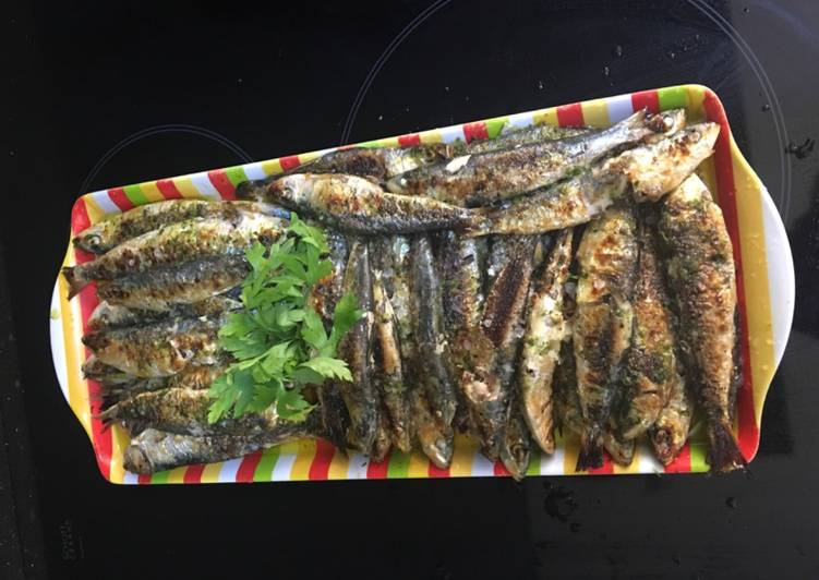 Sardinas a la plancha con ajo, perejil y lim贸n 馃崑