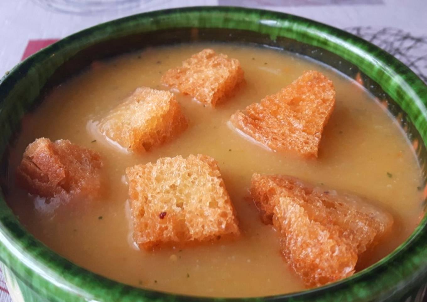 Puré de verduras con pan frito
